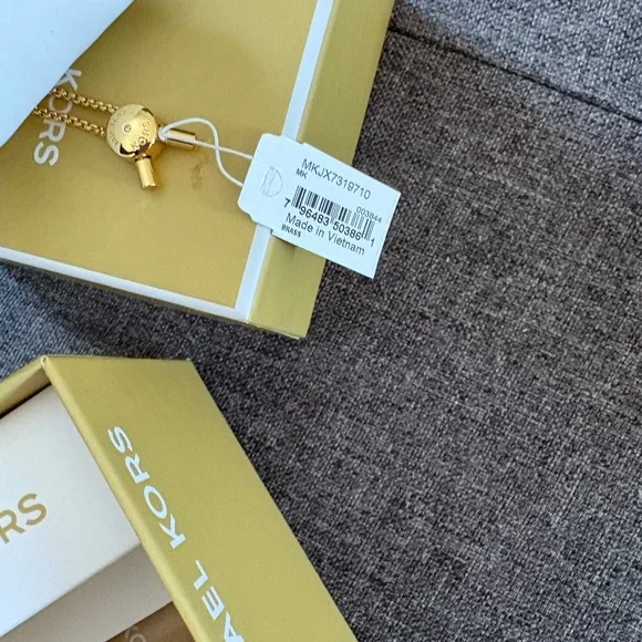 Michael Kors Gold Chain Bracelet with Logo - Picture 3 of 3